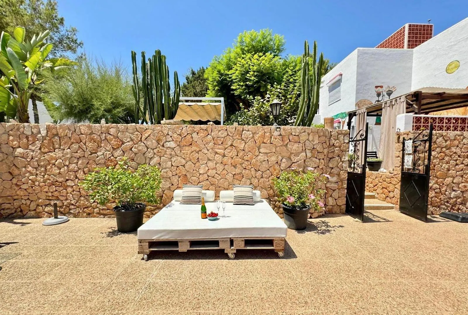 Villa Walk To O Beach Large Pool Bbq San Antonio  San Antonio (Ibiza)